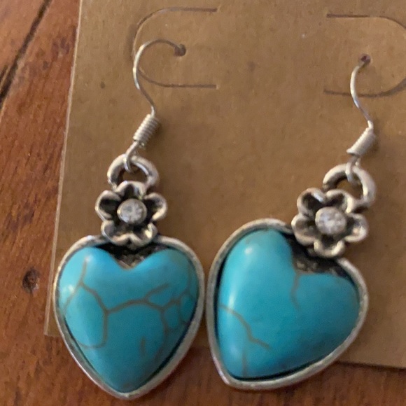 🔥Sale!🎈New! 🌿Beautiful Heart set! 18” Necklace and matching Heart Earrings 💕 - Picture 2 of 4